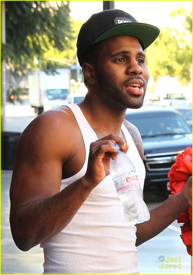 Jason Derulo Surprises Jordin Sparks With 6,000 Roses On Valentine's Day