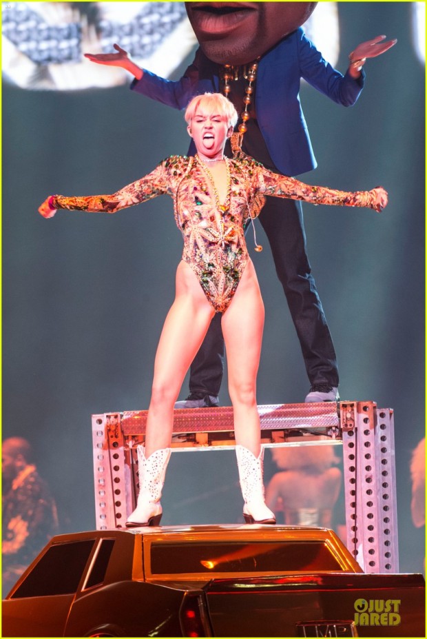 miley-cyrus-sticks-out-tongue-on-bangerz-tour-opening-night-01