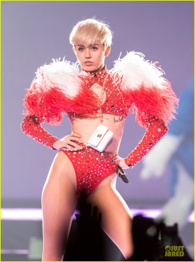 miley-cyrus-sticks-out-tongue-on-bangerz-tour-opening-night-06