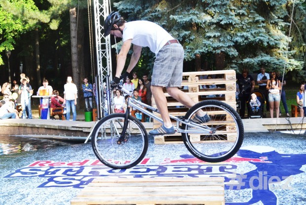 Fragmente de la competiția  Red Bull Street Style 2014