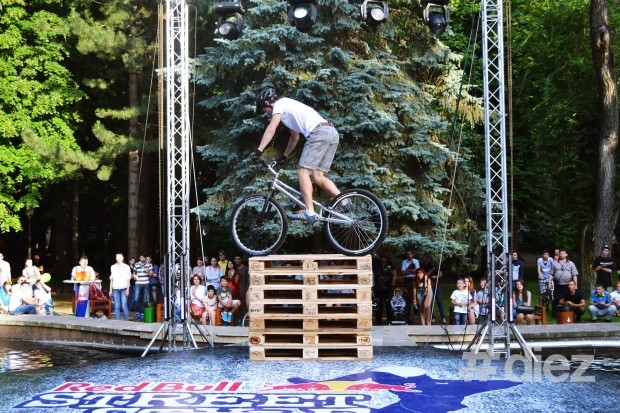 Fragmente de la competiția  Red Bull Street Style 2014