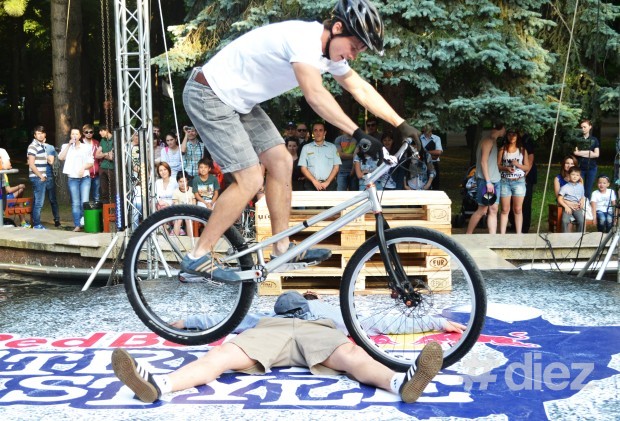 Fragmente de la competiția  Red Bull Street Style 2014