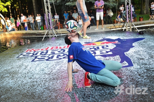 Fragmente de la competiția  Red Bull Street Style 2014