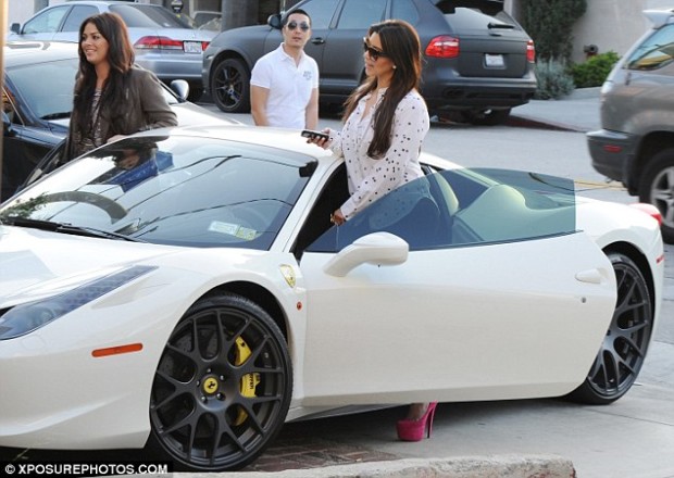 Kim Kardashian conduce Ferrari PC: dailymail.co.uk