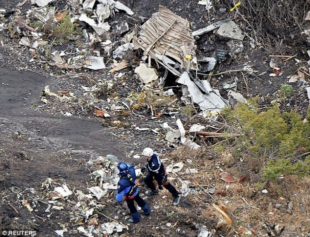 26FB1DFF00000578-3012053-Obliterated_Search_and_rescue_teams_sift_through_the_wreckage_of-a-7_1427365382056