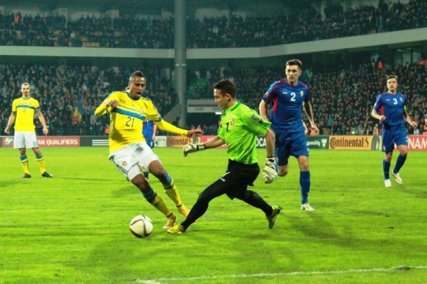 O încercare nereușită a lui Isaac Kiese Thelin de a dribla portarul adversar