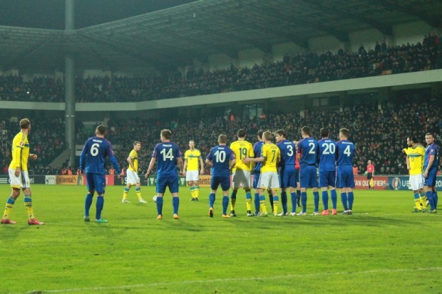 Zlatan Ibrahimović executând o lovitură liberă periculoasă pe cadrul porții, însă portarul s-a opus bine