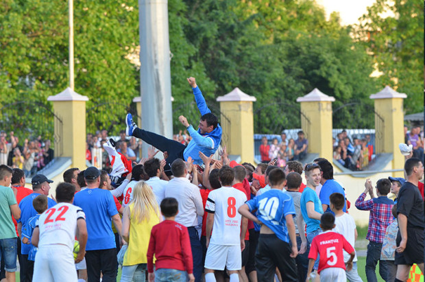 Antrenorul principal Iurie Osipenco celebrând alături de jucători. PC: FMF.md