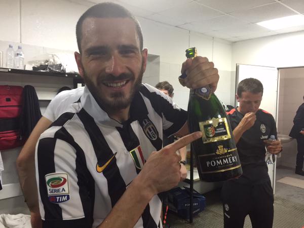 Leonardo Bonucci cu șampanie. PC: Twitter/@juventusfc