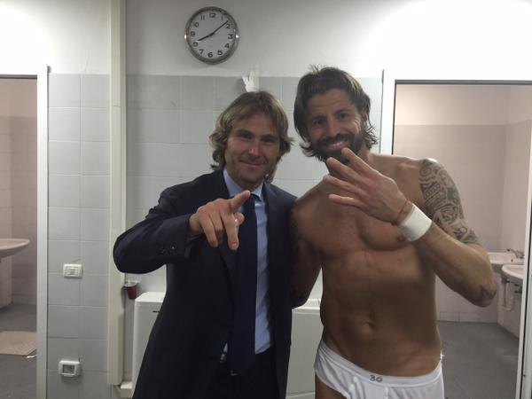 Legendarul Pavel Nedvěd, unul din directorii lui Juve, și portarul secund - Marco Storari. PC: Twitter/@juventusfc
