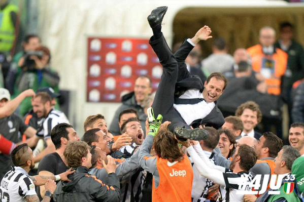 Jucătorii lui Juve îi mulțumesc antrenorului Massimo Allegri. PC: Twitter/@juventusfc