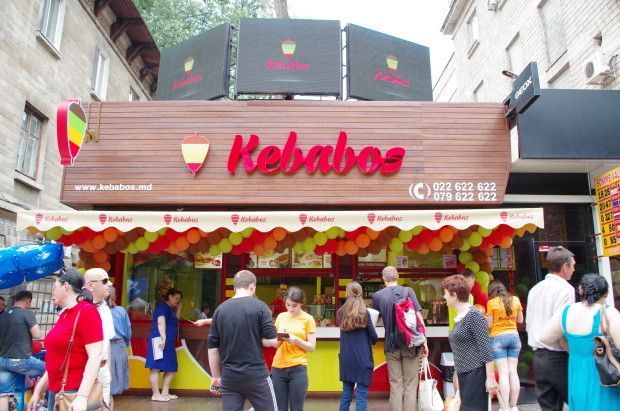Serbarea unui an a restaurantului Kebabos