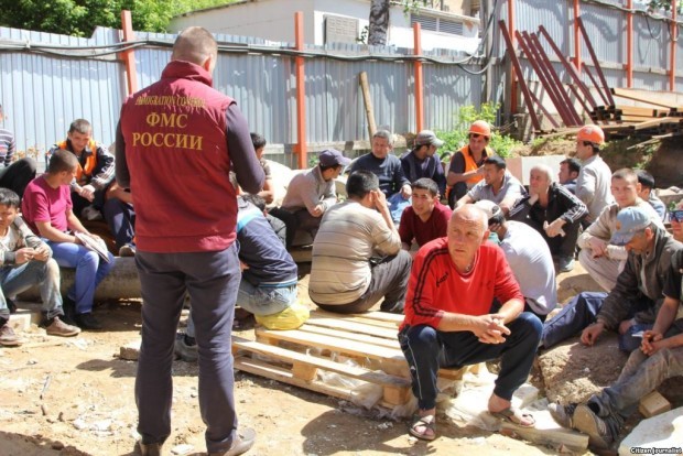 Un raid al autorităților ruse pe şantiere împotriva migrației ilegale. PC: Radio Europa Liberă, Serviciul uzbec