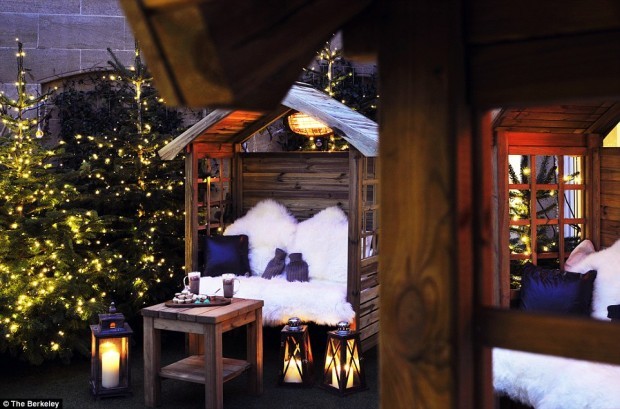 2F74E65E00000578-3359627-Hotel_guests_and_Londoners_are_treated_to_festive_classics_on_th-a-64_1450353871737