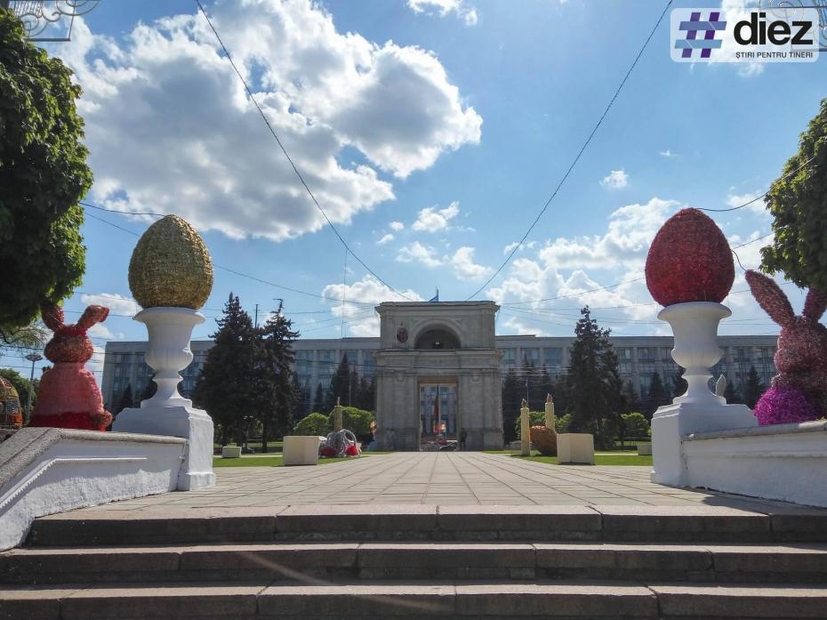 În Scuarul Catedralei a fost amenajat iluminatul pentru sărbătorile pascale