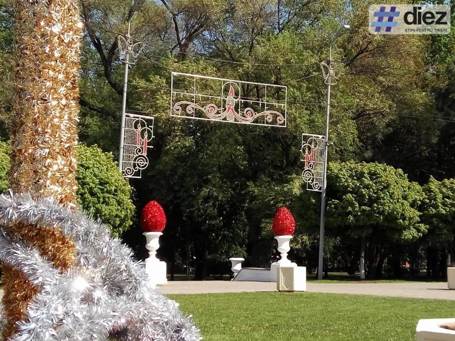 În Scuarul Catedralei a fost amenajat iluminatul pentru sărbătorile pascale