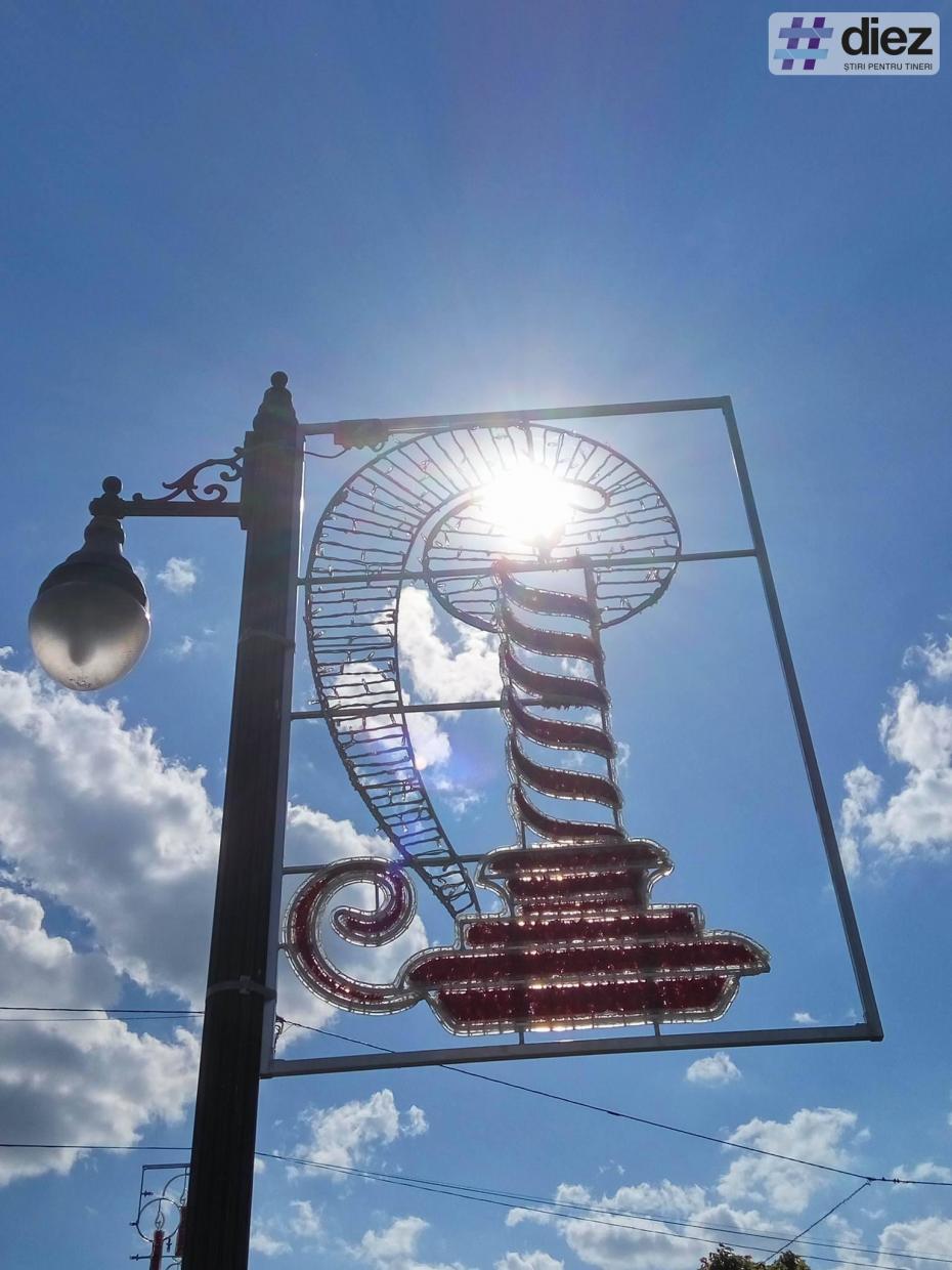 În Scuarul Catedralei a fost amenajat iluminatul pentru sărbătorile pascale