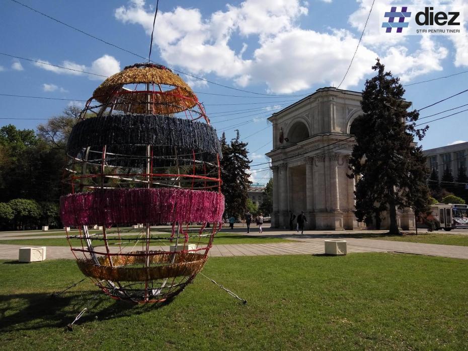 În Scuarul Catedralei a fost amenajat iluminatul pentru sărbătorile pascale