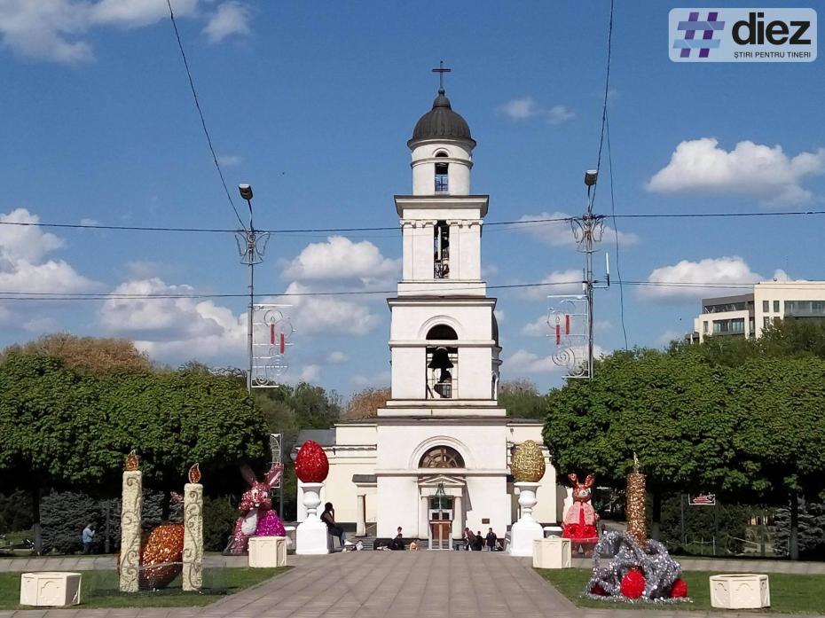În Scuarul Catedralei a fost amenajat iluminatul pentru sărbătorile pascale