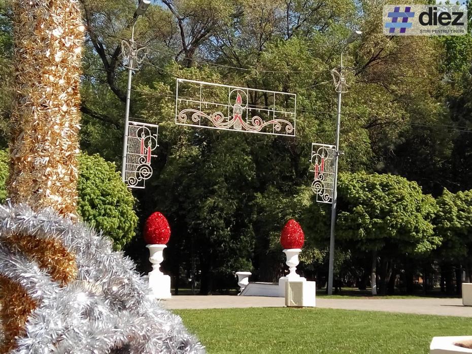 În Scuarul Catedralei a fost amenajat iluminatul pentru sărbătorile pascale