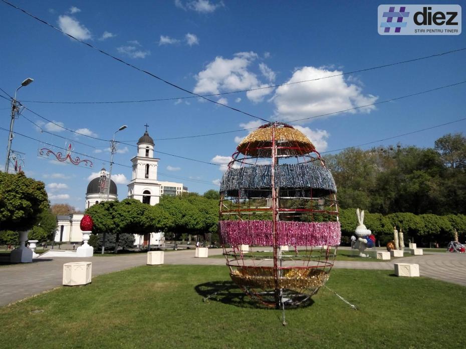 În Scuarul Catedralei a fost amenajat iluminatul pentru sărbătorile pascale