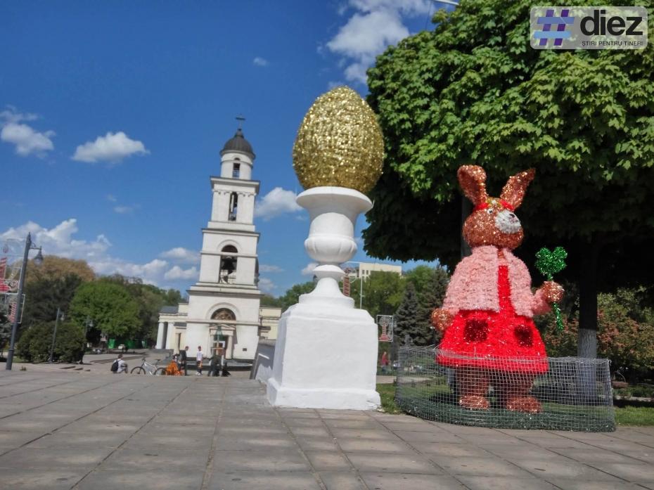 În Scuarul Catedralei a fost amenajat iluminatul pentru sărbătorile pascale