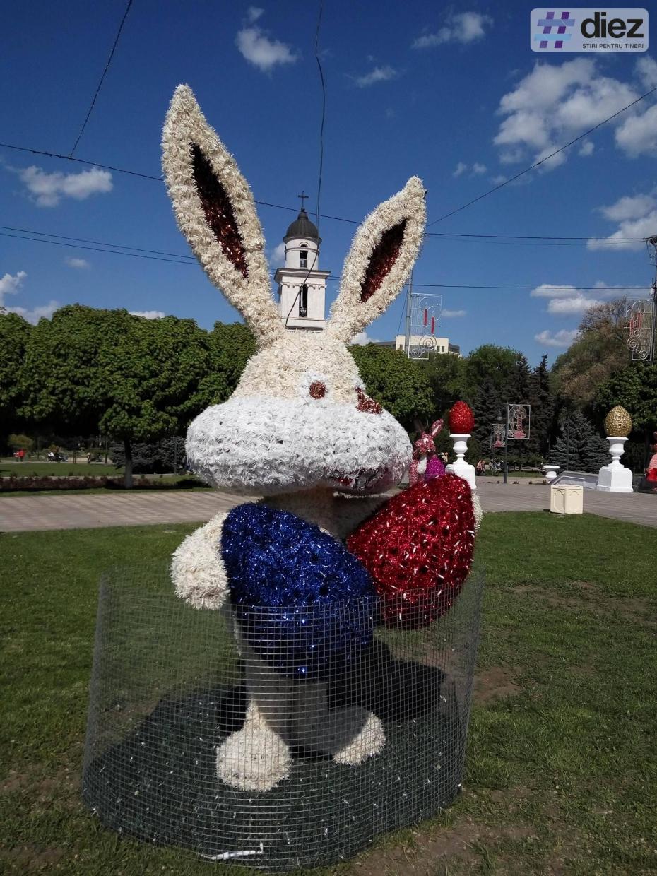 În Scuarul Catedralei a fost amenajat iluminatul pentru sărbătorile pascale