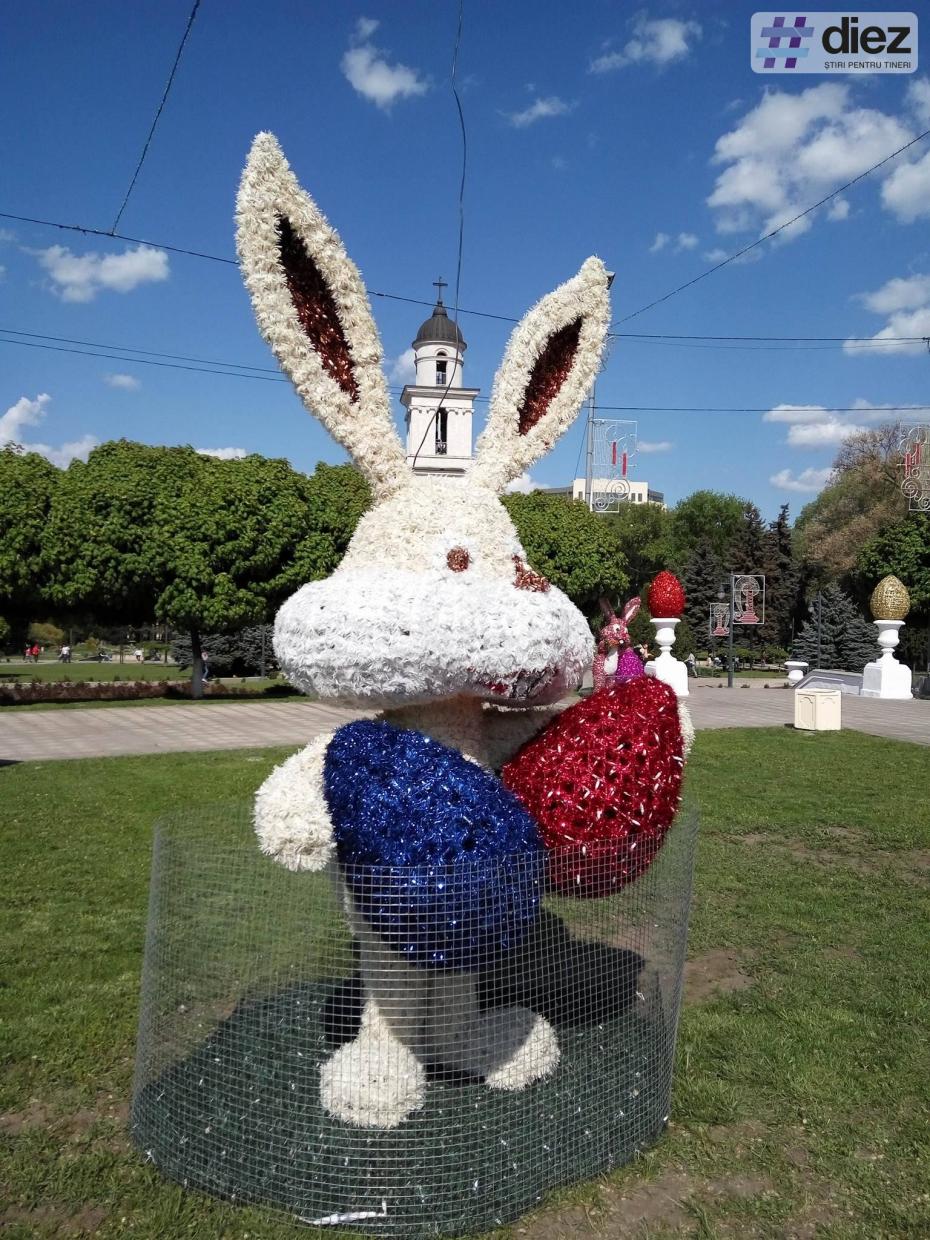 În Scuarul Catedralei a fost amenajat iluminatul pentru sărbătorile pascale