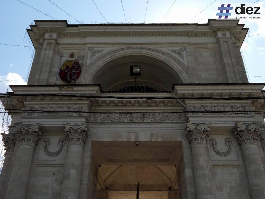 În Scuarul Catedralei a fost amenajat iluminatul pentru sărbătorile pascale