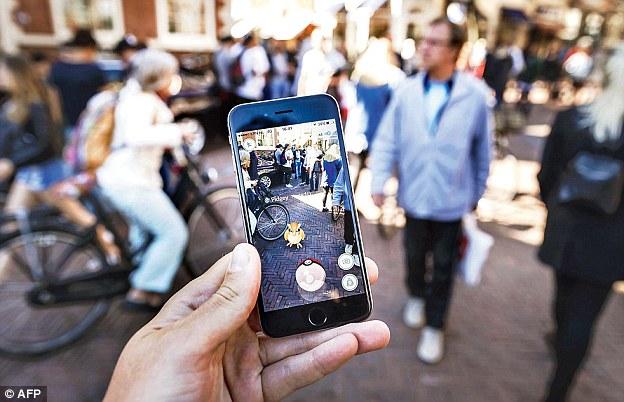 36583BF700000578-0-Pokemon_Go_has_become_a_global_sensation_Pictured_here_gamers_pl-a-29_1469029825718
