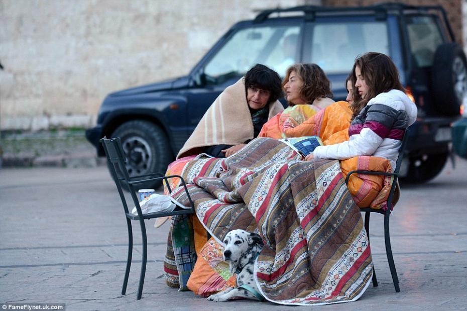 3789744F00000578-3755722-Support_A_family_huddle_together_under_blankets_along_with_their-a-9_1472027097559