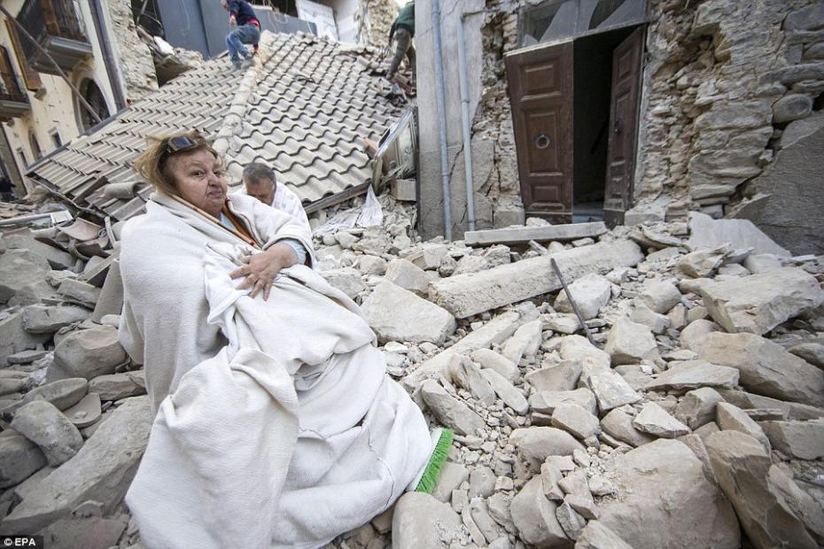 37897AFD00000578-0-Huddled_A_shocked_woman_and_man_are_seen_wrapped_in_blankets_fro-a-6_1472025810156