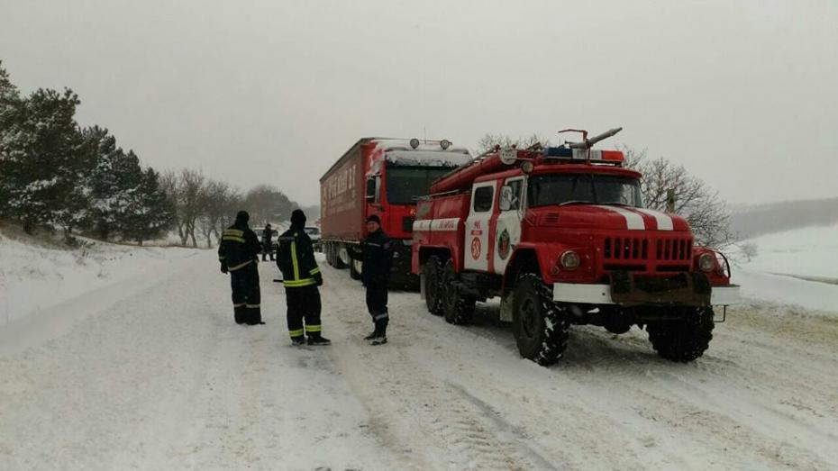 (foto) Pompierii au ajutat la deblocarea unui TIR și a mai multor automobile pe traseele din țară