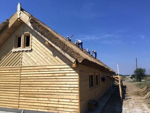 Închisoarea Bastoy, văzută de la înălţime: terenuri agricole, pădure și 80 de clădiri. Sursă: victorkapra.ro