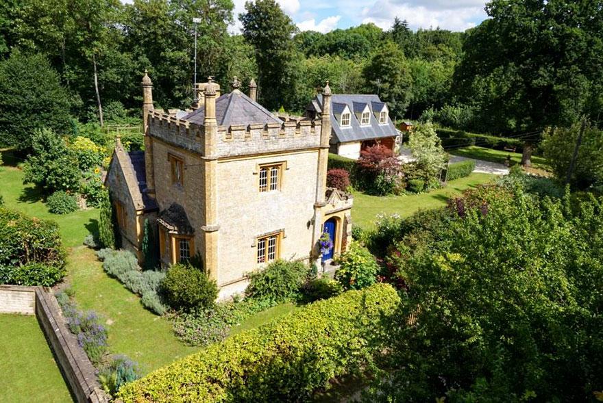 uk-smallest-castle-for-sale-mollys-lodge-12