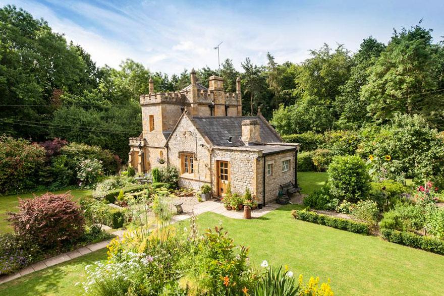 uk-smallest-castle-for-sale-mollys-lodge-7