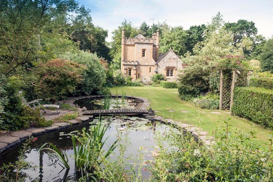 uk-smallest-castle-for-sale-mollys-lodge-8