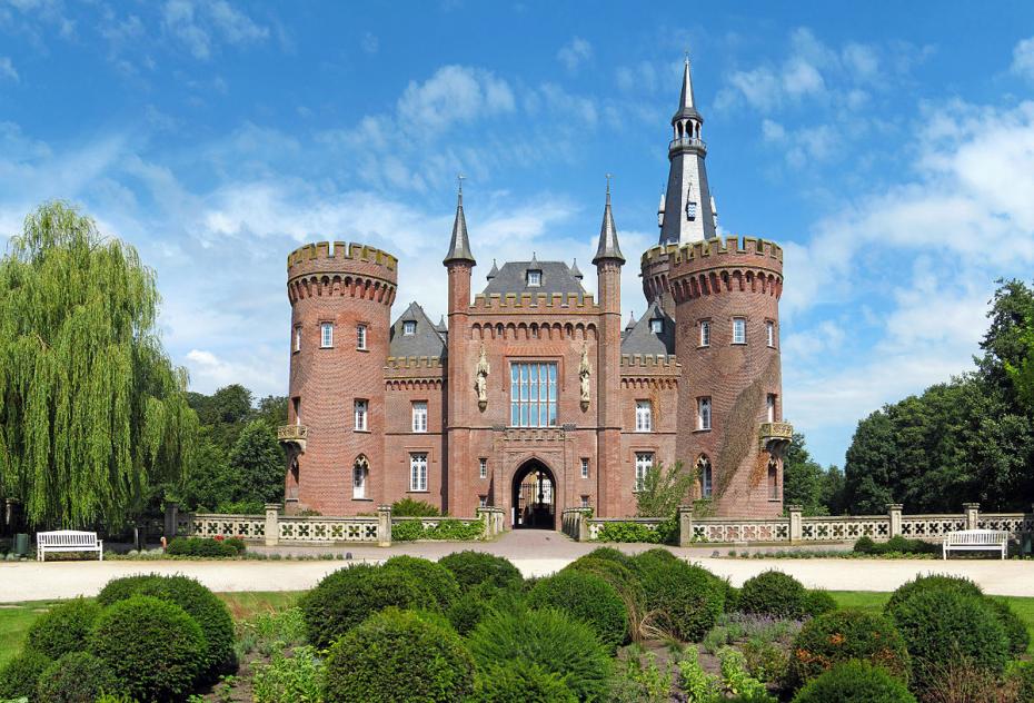 1200px-Schloss_Moyland_Panorama,_1