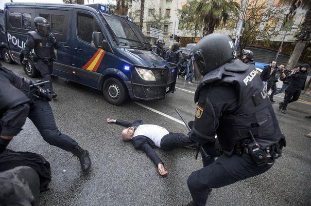 SPAIN OUT. During the '1-O Catalan independence referendum' spanish National Police and Civil guards prevent people from entering to the polling centers to vote. Barcelona, Spain, on October 01, 2017. Photo by Almagro/ABACAPRESS.COM | 609423_033 Barcelona Espagne Spain