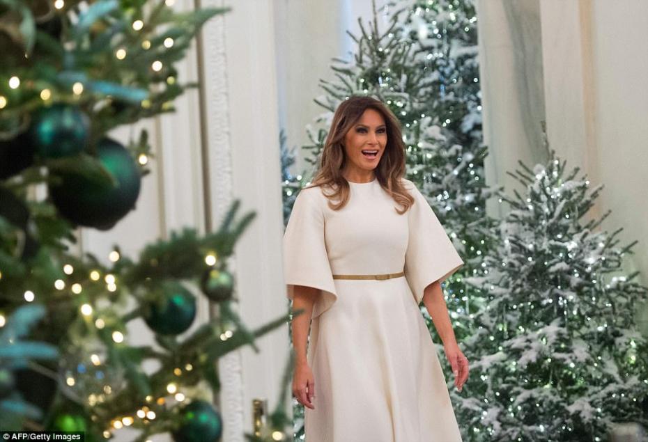 46BD6E0B00000578-5121597-A_sweet_surprise_The_first_lady_looked_stunned_as_she_first_set_-m-3_1511817034301