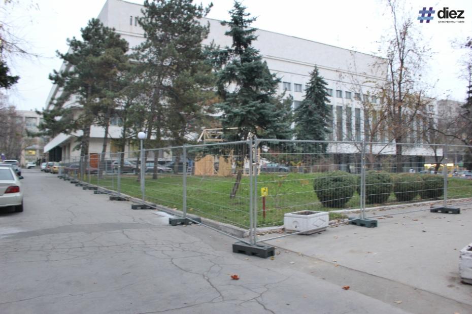 Pregătirile de Crăciun continuă. Ce se construiește în preajma Palatului Național
