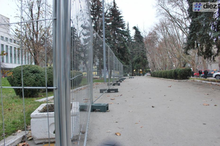 Pregătirile de Crăciun continuă. Ce se construiește în preajma Palatului Național