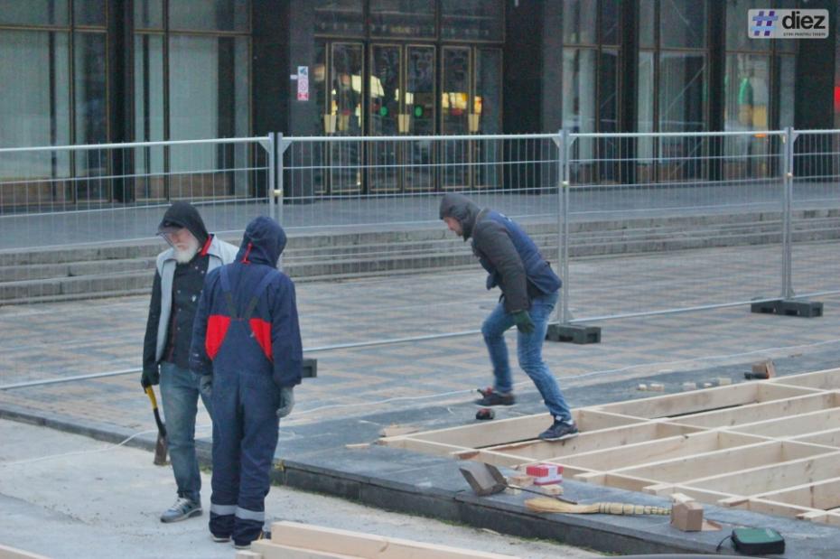Pregătirile de Crăciun continuă. Ce se construiește în preajma Palatului Național