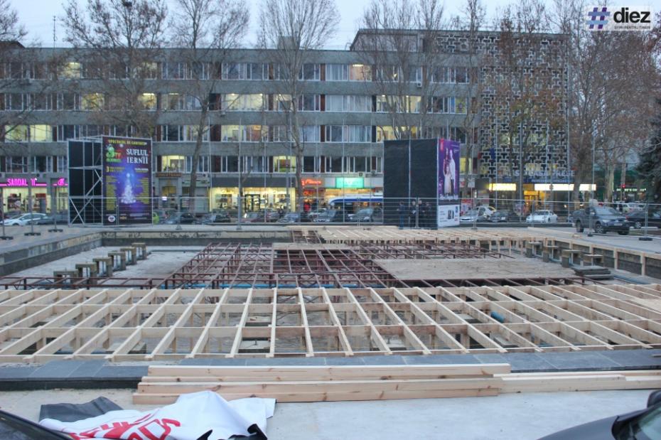 Pregătirile de Crăciun continuă. Ce se construiește în preajma Palatului Național