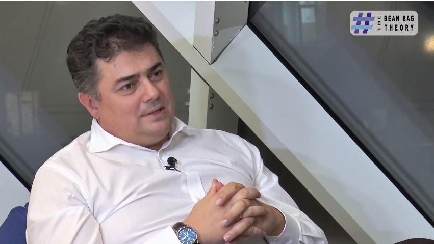 (video) The Bean Bag Theory. Octavian Calmîc: „Am un singur angajator în viață – Ministerul Economiei. Am început de jos, cu 300 de lei pe lună”