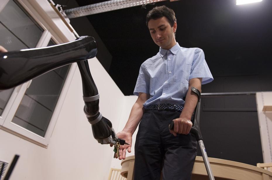Robot asistent la domiciliu, care ajută la ridicarea obiectelor, Inria, Nancy, Franța