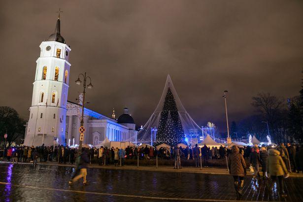 One-of-Europes-brightest-Christmas-trees-lights-up-in-Vilnius-LithuaniaThe-Lithuanian-capital (2)