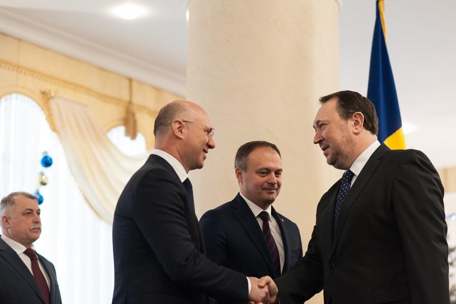 Prim-ministrul Pavel Filip îl felicită pe Alexandru Tănase, ministru al Justiției, 10 ianuarie 2017. FOTO: Sandu Tarlev
