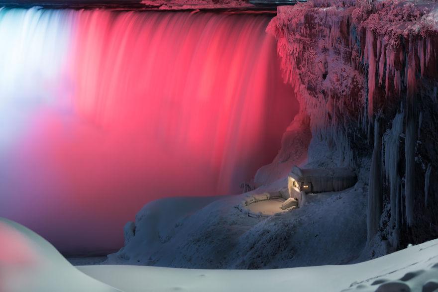 Icy-Niagara-Falls-looks-like-a-5a7914359ca75__880