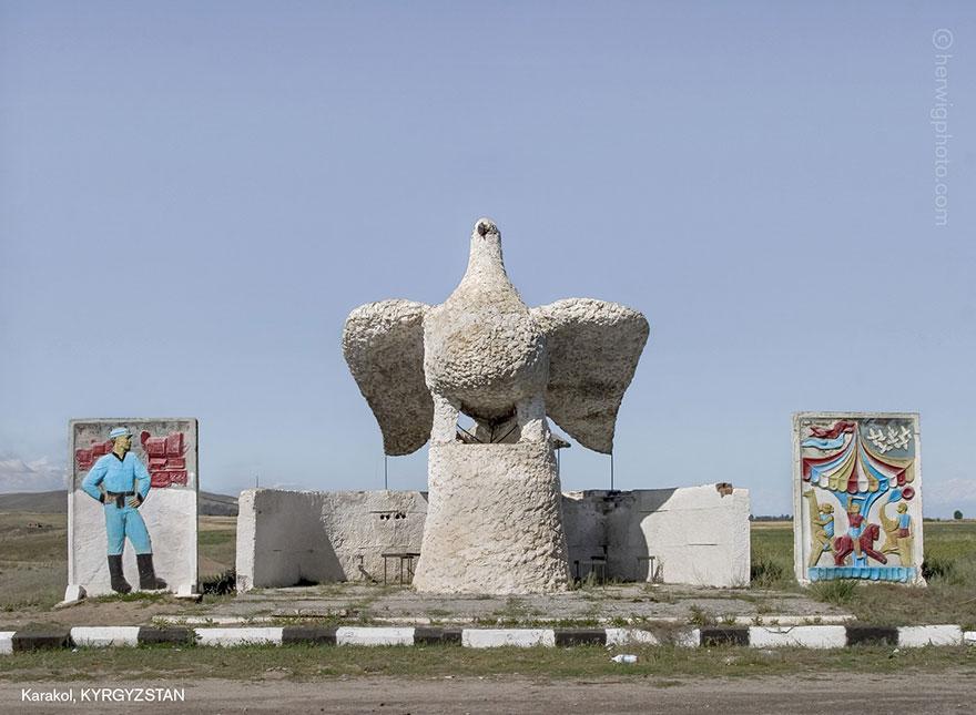 strange-beautiful-bus-stops-soviet-christopher-herwig-13